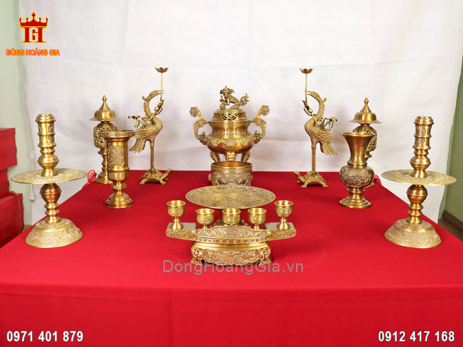Bộ đồ thờ cúng bằng đồng vàng cao 45cm cho bàn thờ gia tiên cỡ nhỏ